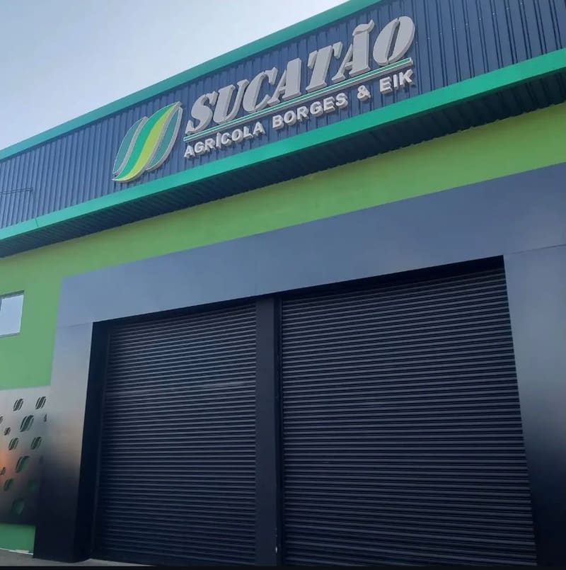 Fachada comercial com duas portas de enrolar pretas instaladas