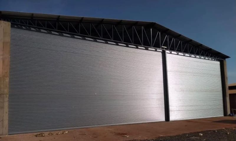 Galpão industrial com duas portas de enrolar em aço instaladas em Sapopema, PR