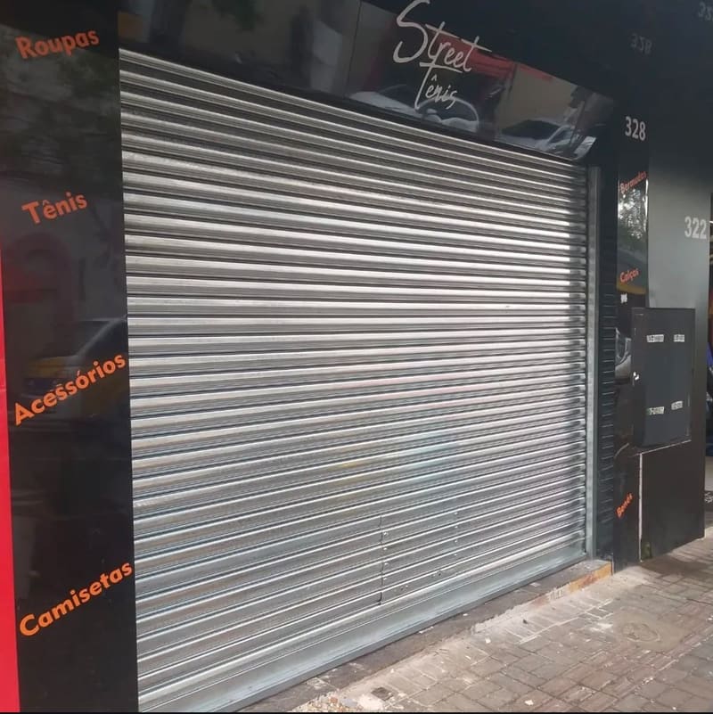 Porta de enrolar em aço fechando a fachada de uma loja de rua