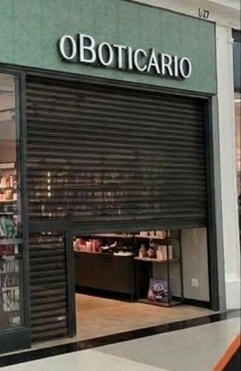 Loja no Aurora Shopping, em Londrina, com porta de enrolar instalada na entrada